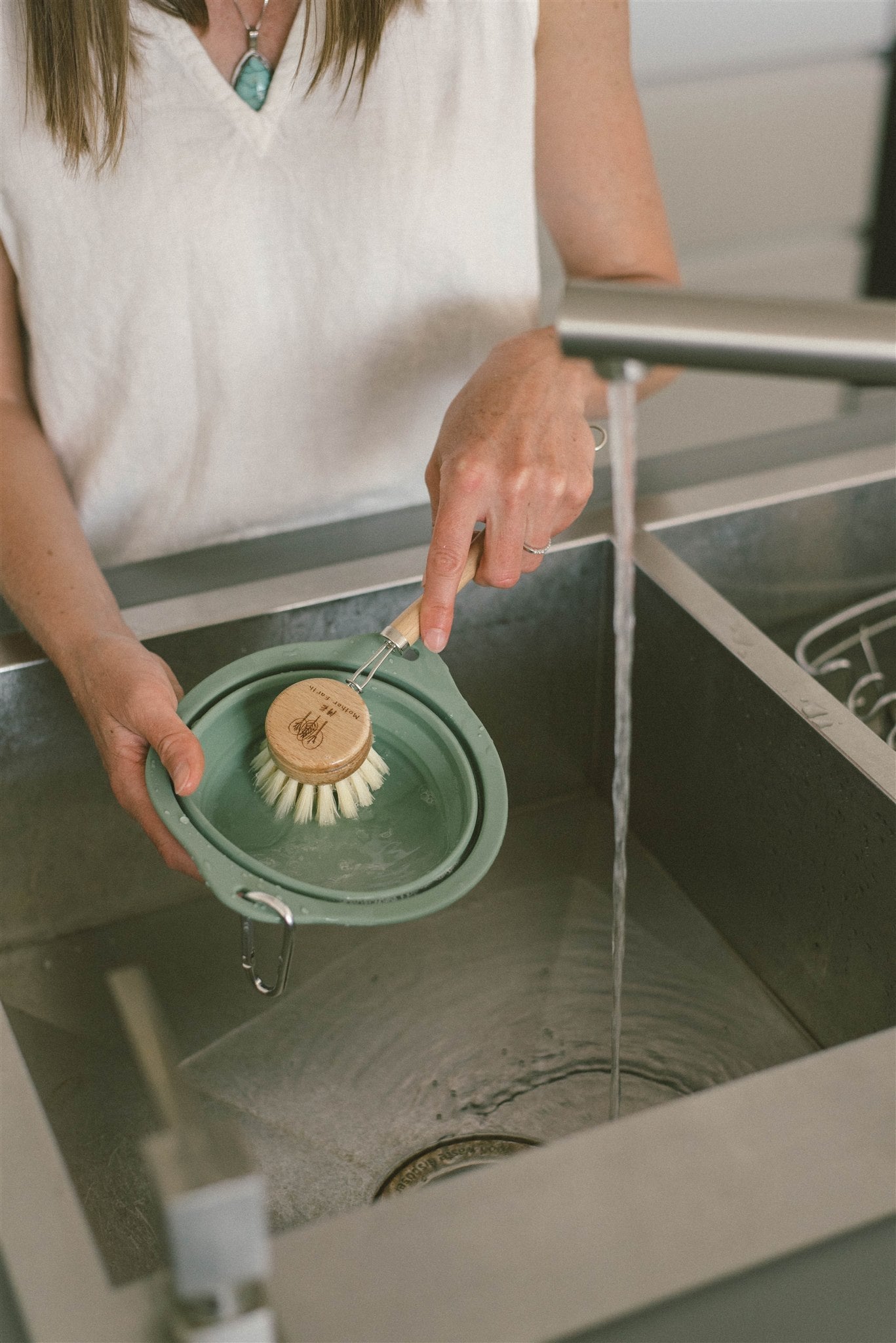 Me Mother Earth: Beechwood + Sisal Fiber Kitchen Dish Brush